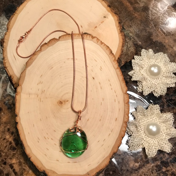 Jewelry - Stunning green necklace copper wrap Handmade NWT